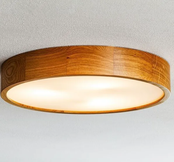Plafón decorativo con acabado de madera y luz cálida