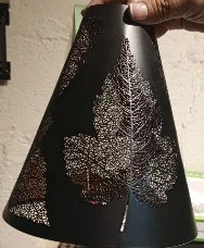 Lampara Cono Negro Calado Hoja Maple, Os