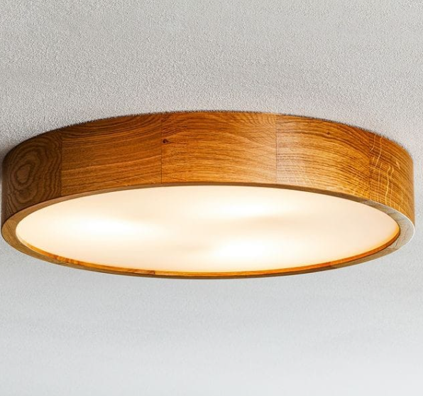 Plafón decorativo con acabado de madera y luz cálida