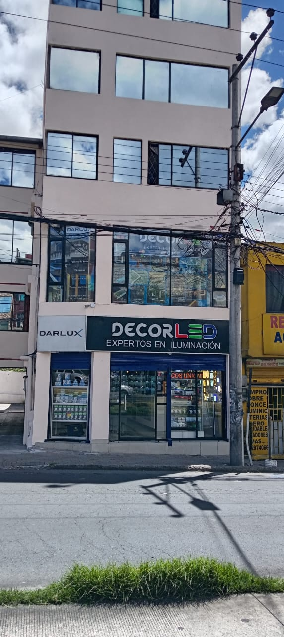 Fachada de la sucursal DECORLED en la avenida Pedro Vicente Maldonado